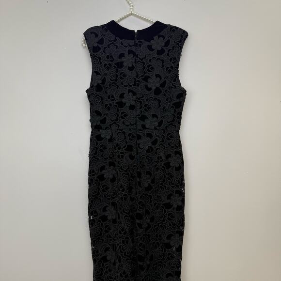 Badgley Mischka
Velvet Lace V-Neck Gown 💘 - Picture 10 of 10